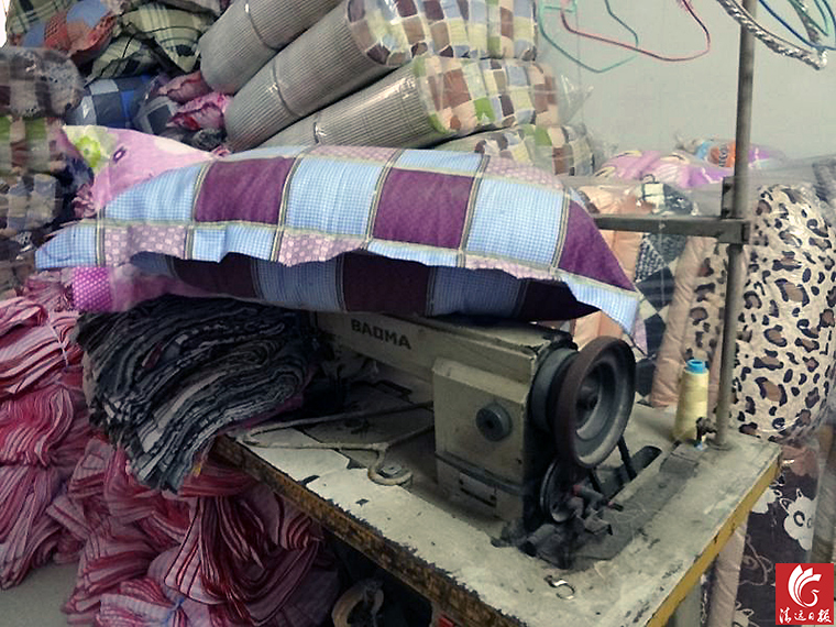 作坊一角。執(zhí)法人員稱，該作坊利用廢舊棉花和劣質(zhì)絮用纖維進(jìn)行違法加工。