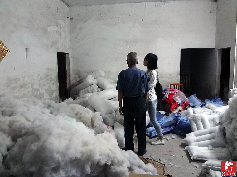 “黑心棉”堆滿了房間的每個(gè)角落。