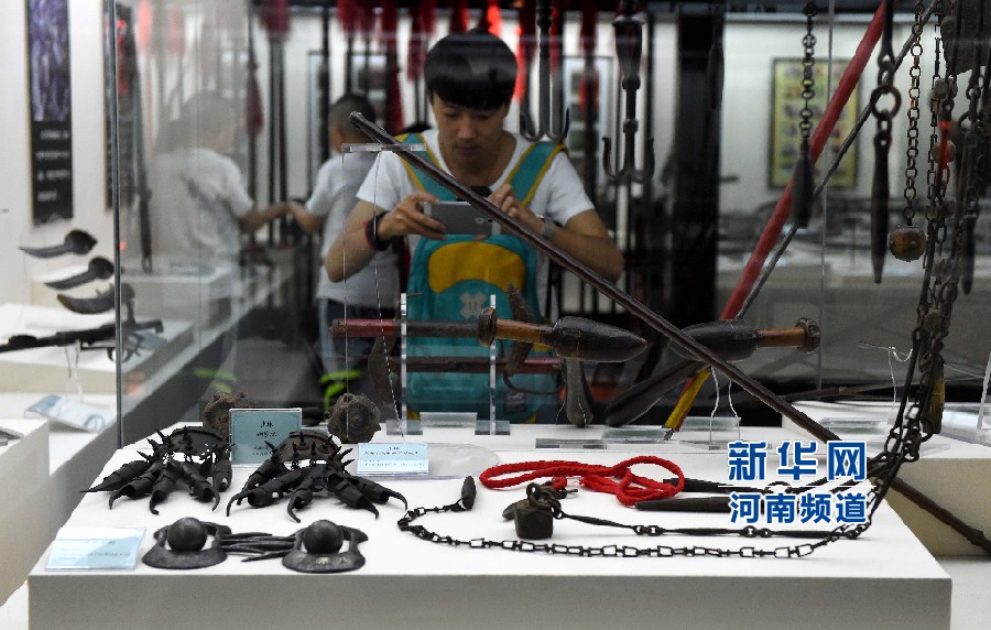 4月26日，參觀者在兵器展覽館內(nèi)拍攝展品。