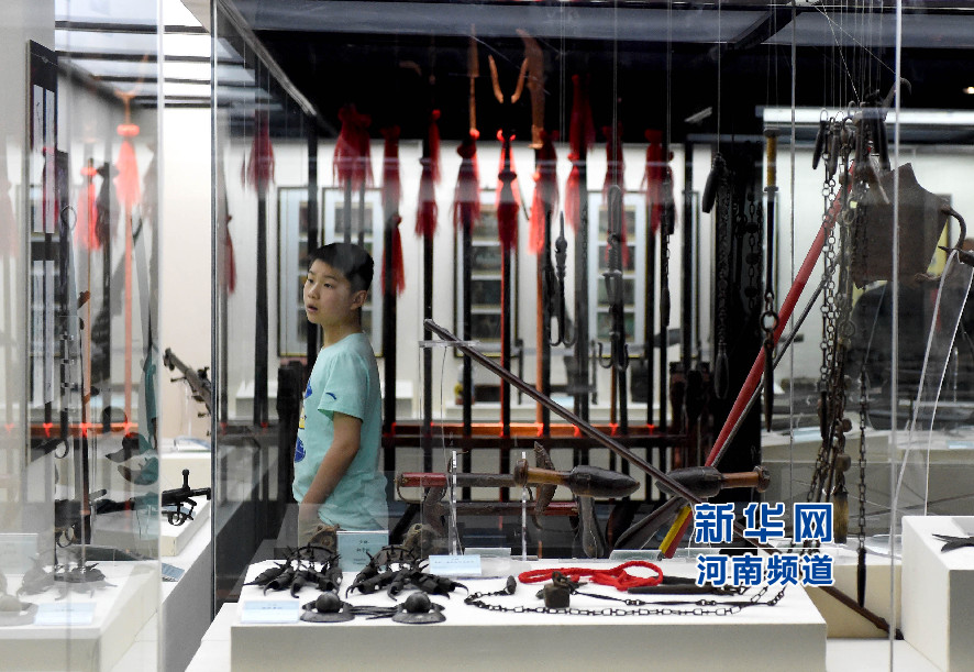 4月26日，參觀者在兵器展覽館內(nèi)參觀。