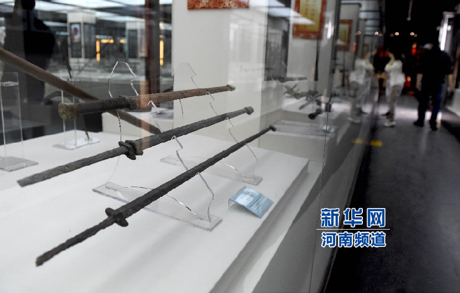 4月26日，參觀者在兵器展覽館內(nèi)參觀。