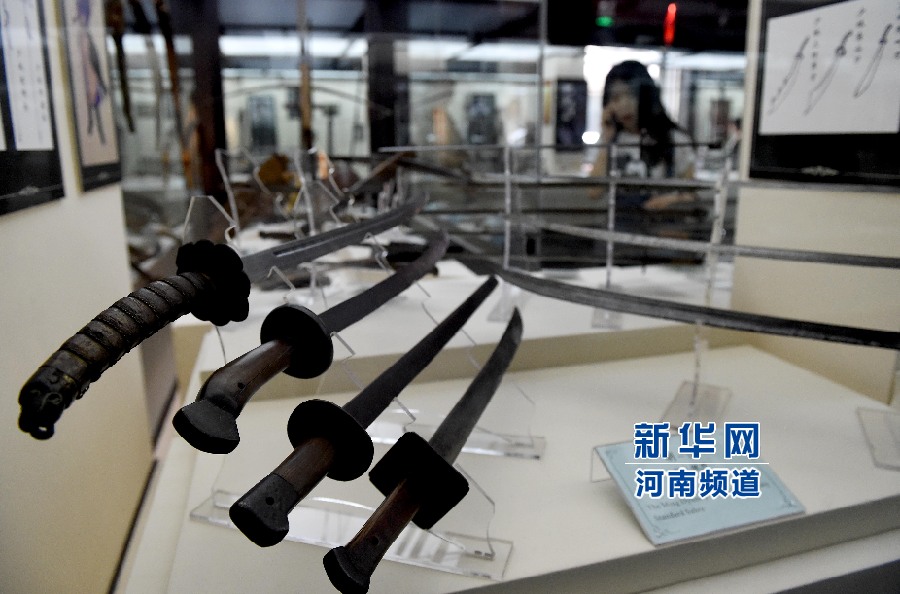 4月26日，參觀者在兵器展覽館內(nèi)參觀。