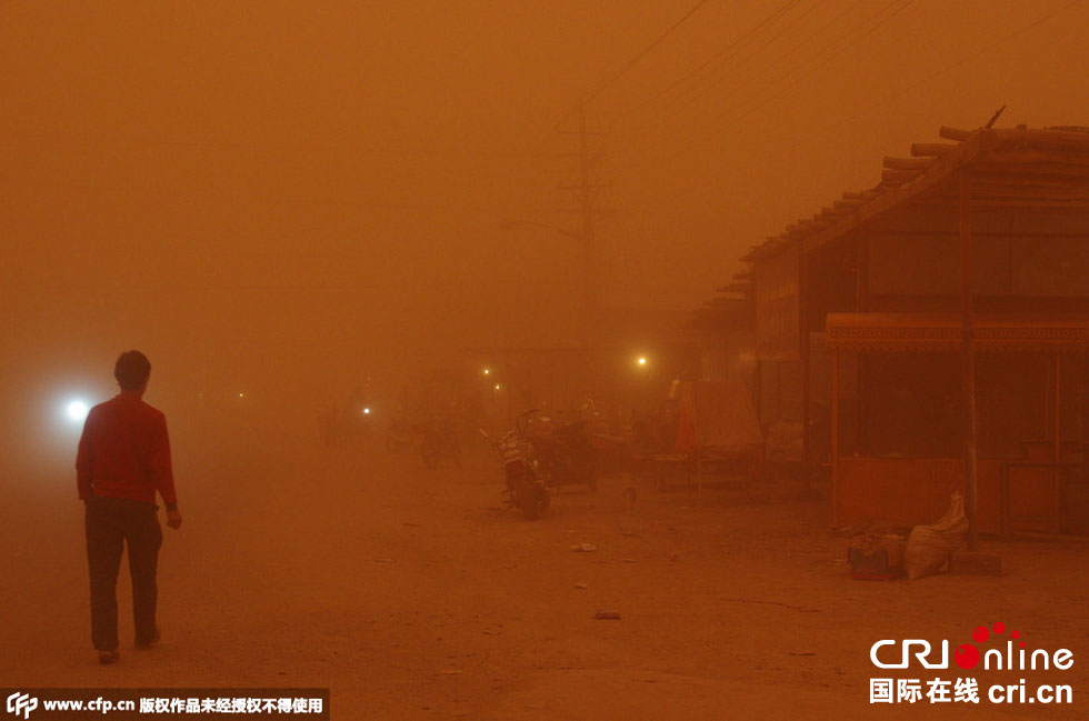 巴扎上的車輛紛紛打開車燈。
