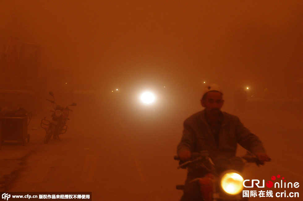 巴扎上的行人紛紛回家?！D片來源：CFP