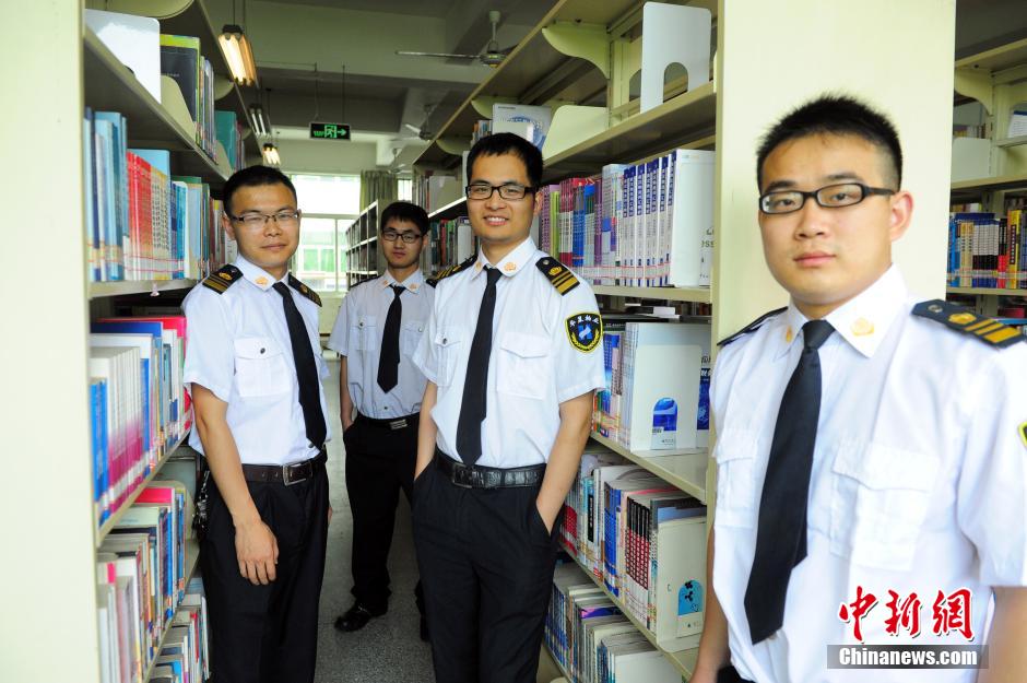 武漢高?！皠?lì)志保安團(tuán)” 集體考上研究生