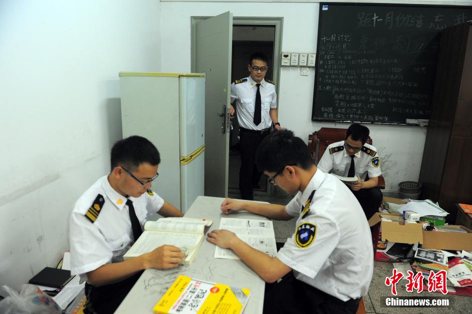 武漢高?！皠?lì)志保安團(tuán)” 集體考上研究生