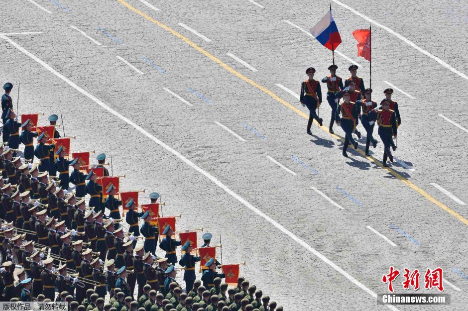 圖為俄羅斯國(guó)旗從受閱部隊(duì)前經(jīng)過。