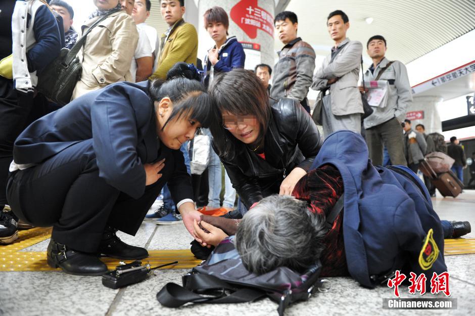 74歲老太地鐵站臺(tái)摔倒稱(chēng)“有老保，不訛人”