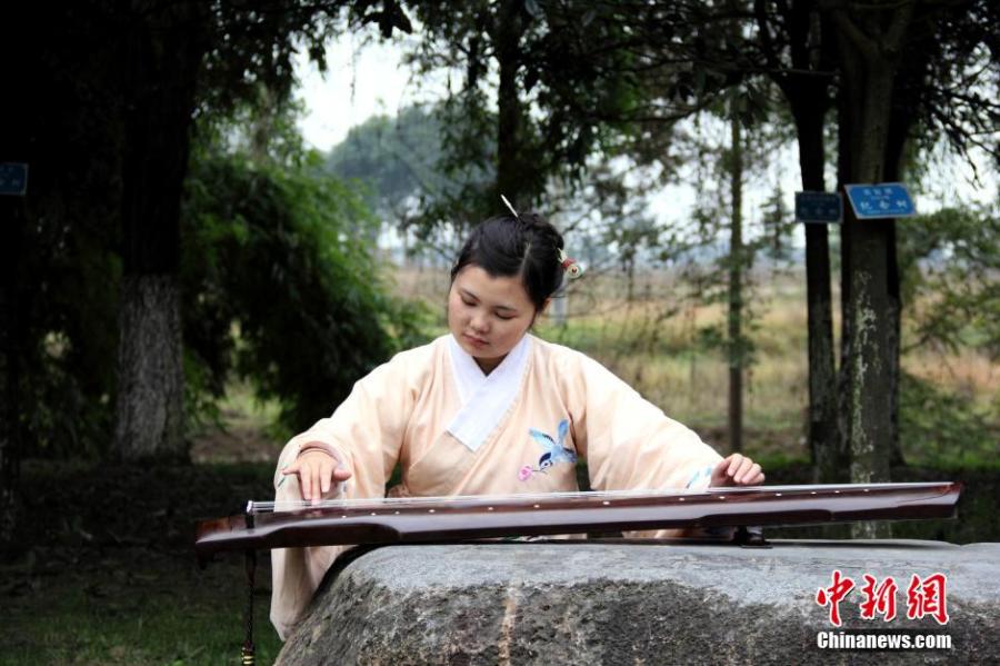 圖為在校園里撫琴的胡雅潔。