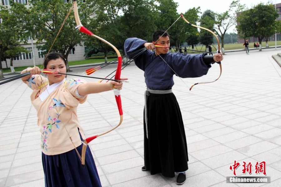 圖為課余練習(xí)射箭的“神雕俠侶”胡雅潔和胡默齋。
