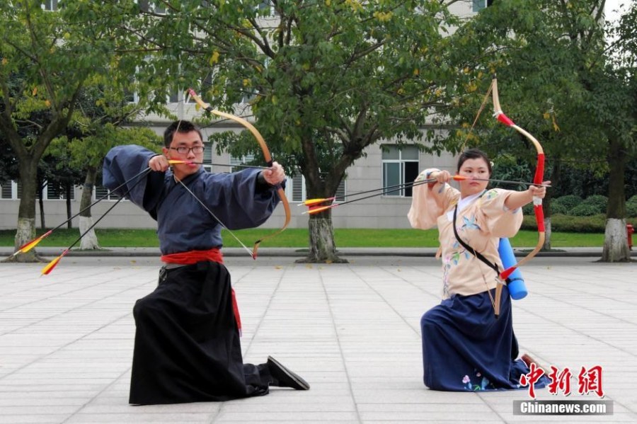 圖為課余練習(xí)射箭的“神雕俠侶”胡雅潔和胡默齋。