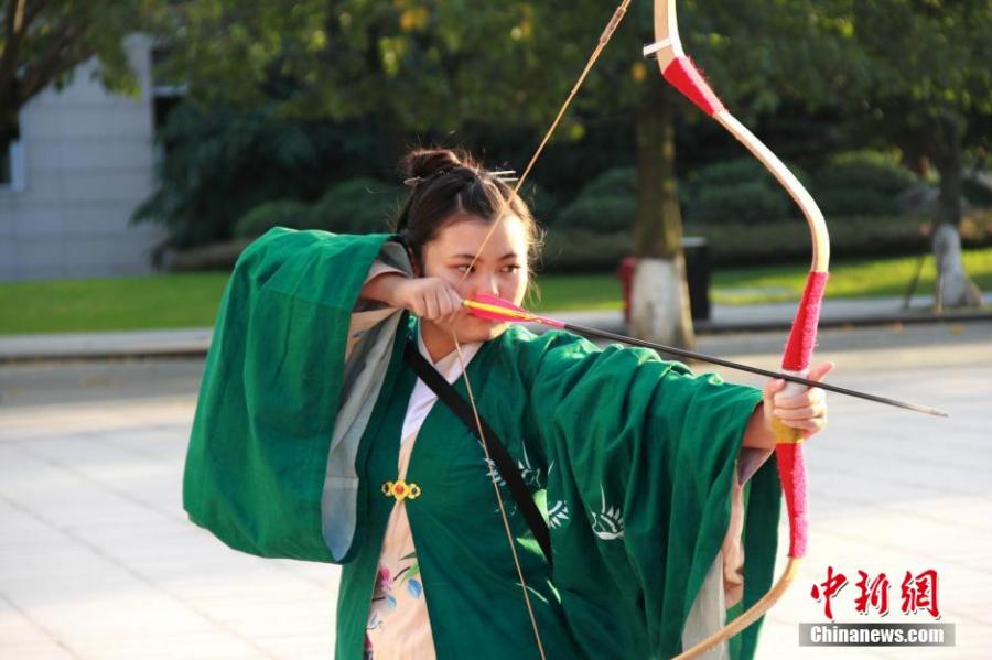 練習(xí)射箭的胡雅潔。