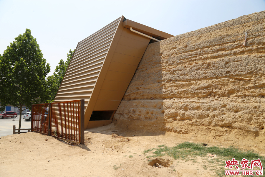 千年商都遺址仿佛披上“黃金甲”。