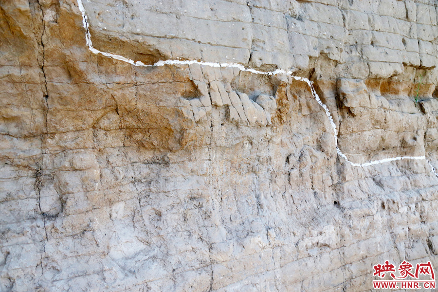 待工程開放后，游客走進(jìn)城墻內(nèi)部，可以看到商代的紅色夯土層、戰(zhàn)國時(shí)期的白色夯土層。