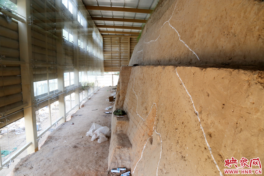 按照最初的設(shè)計(jì)，東側(cè)城墻內(nèi)規(guī)劃有一個(gè)1~2米寬的小展廳。