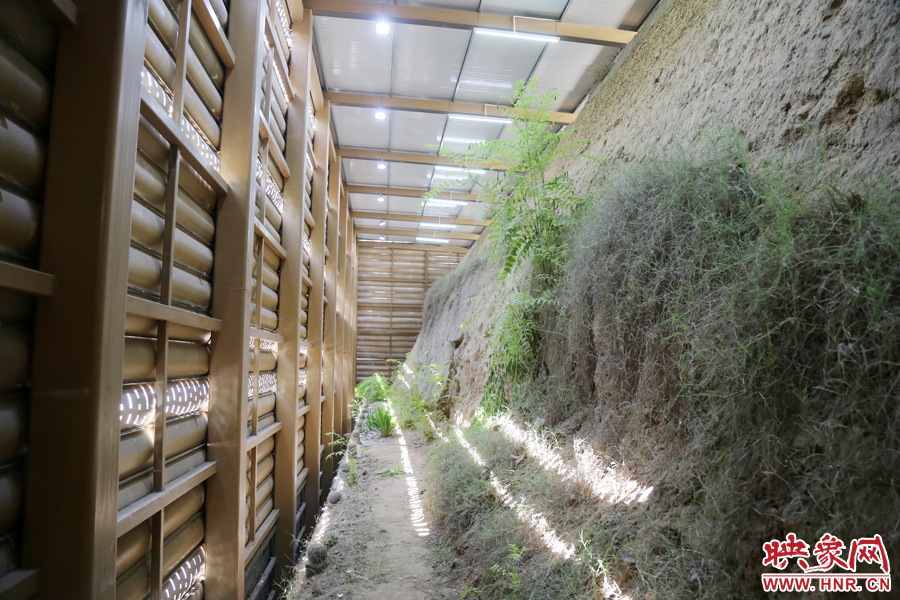 鄭州市商城遺址保護(hù)管理處對該節(jié)點(diǎn)1700米城垣兩側(cè)斷面遺址進(jìn)行保護(hù)性設(shè)施建設(shè)。