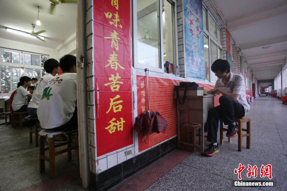 河南考生備戰(zhàn)高考 標(biāo)語口號貼滿教室 河南考生備戰(zhàn)高考 標(biāo)語口號貼滿教室