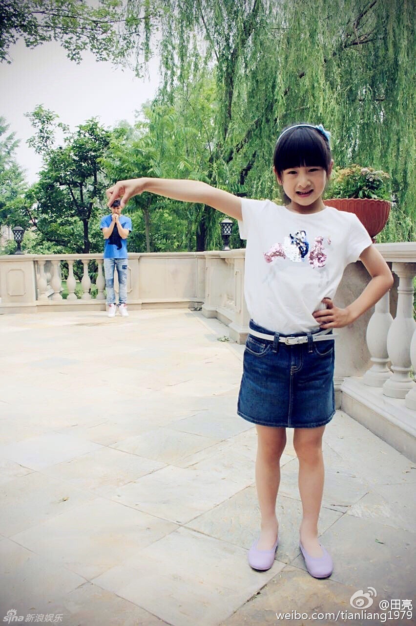 森碟穿短裙秀美腿變少女 和田亮搞怪合照 森碟穿短裙秀美腿變少女 和田亮搞怪合照