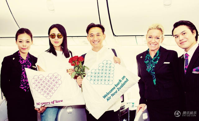 黃磊和孫莉與機組人員合影 黃磊和孫莉與機組人員合影