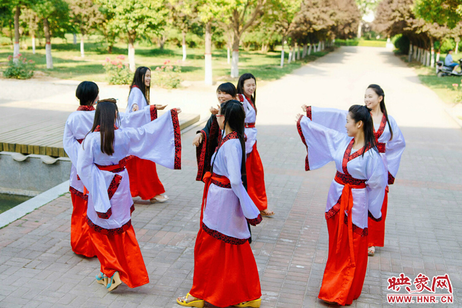 走遍校園的每個角落，只為你能盡可能將有關的記憶都帶走。