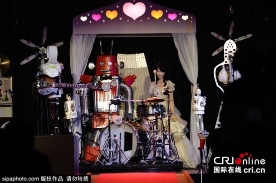 日本首個(gè)機(jī)器人婚禮于東京舉行 日本首個(gè)機(jī)器人婚禮于東京舉行