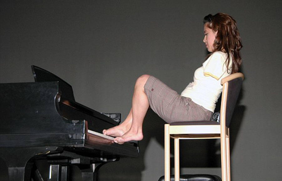 美國(guó)“勵(lì)志姐”天生無(wú)雙臂 用腳開飛機(jī)彈鋼琴 美國(guó)“勵(lì)志姐”天生無(wú)雙臂 用腳開飛機(jī)彈鋼琴