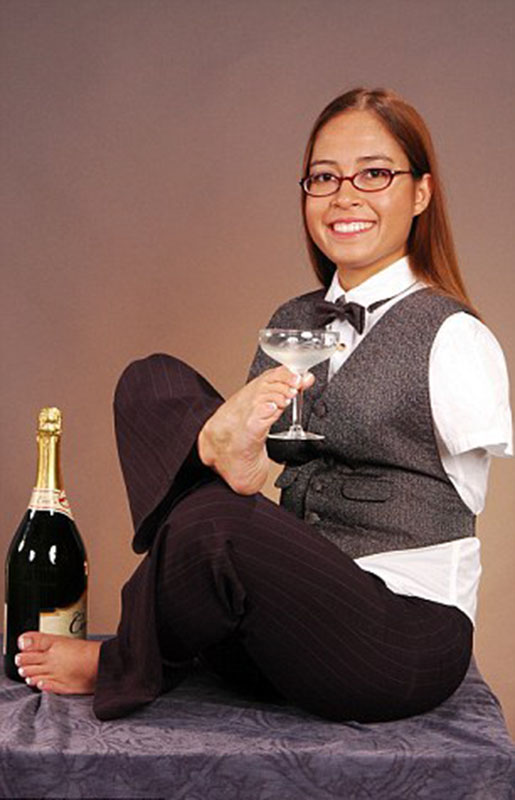 美國(guó)“勵(lì)志姐”天生無(wú)雙臂 用腳開飛機(jī)彈鋼琴 美國(guó)“勵(lì)志姐”天生無(wú)雙臂 用腳開飛機(jī)彈鋼琴