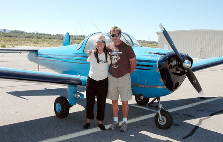 美國(guó)“勵(lì)志姐”天生無(wú)雙臂 用腳開飛機(jī)彈鋼琴 美國(guó)“勵(lì)志姐”天生無(wú)雙臂 用腳開飛機(jī)彈鋼琴