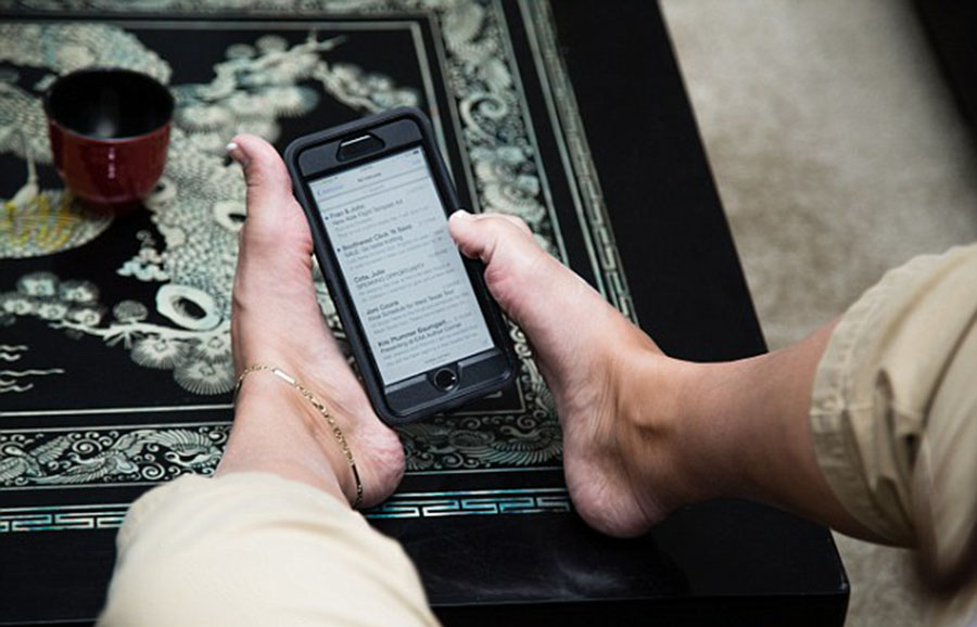 美國(guó)“勵(lì)志姐”天生無(wú)雙臂 用腳開飛機(jī)彈鋼琴 美國(guó)“勵(lì)志姐”天生無(wú)雙臂 用腳開飛機(jī)彈鋼琴