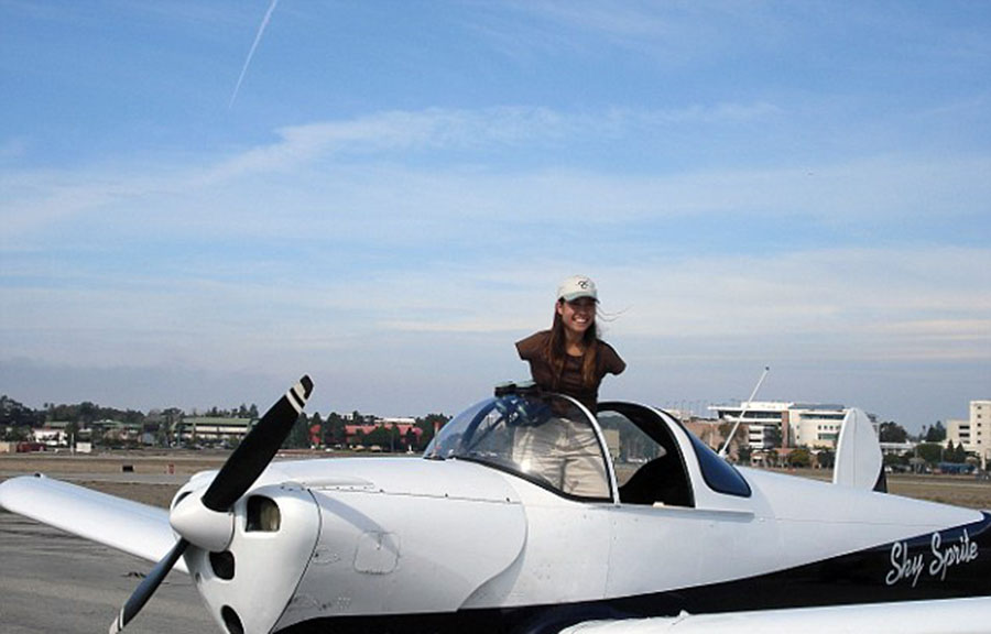 美國(guó)“勵(lì)志姐”天生無(wú)雙臂 用腳開飛機(jī)彈鋼琴 美國(guó)“勵(lì)志姐”天生無(wú)雙臂 用腳開飛機(jī)彈鋼琴