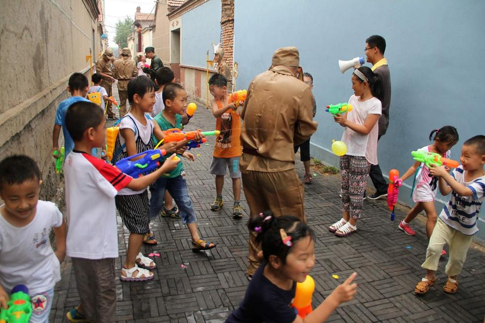 孩子們持水槍打鬼子。