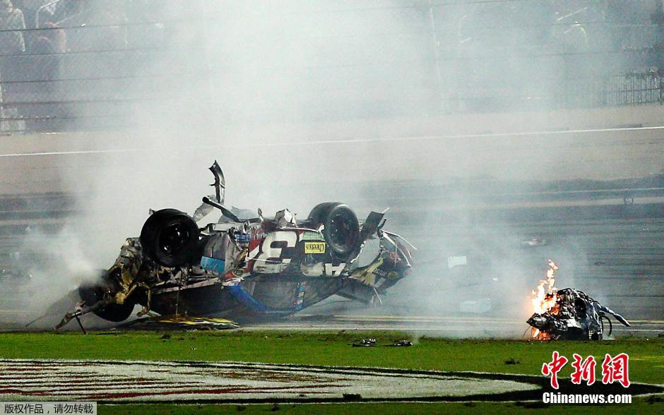 美國納斯卡賽發(fā)生連環(huán)相撞 賽車幾近解體