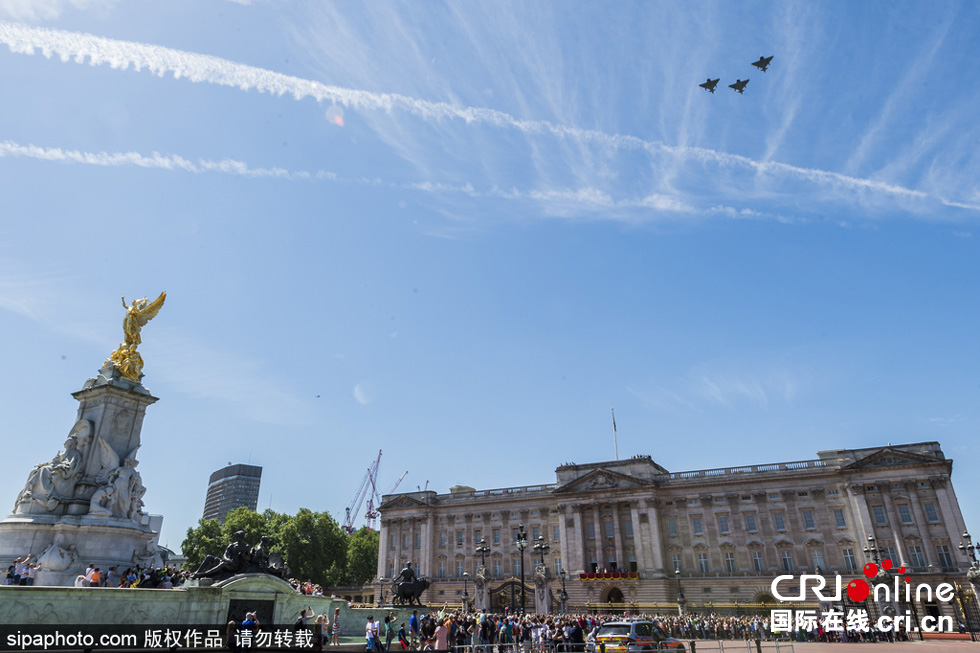 數(shù)架颶風(fēng)噴火戰(zhàn)斗機(jī)和臺(tái)風(fēng)戰(zhàn)斗機(jī)編隊(duì)飛躍白金漢宮上空，參加了紀(jì)念儀式。