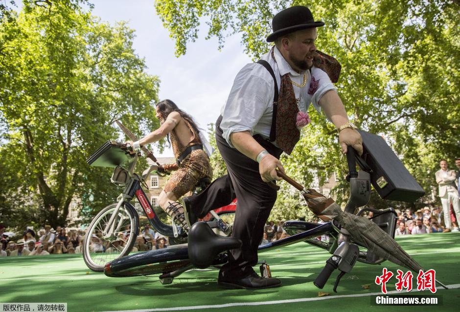 倫敦紳士運(yùn)動會 騎車“擊傘”人仰馬翻 倫敦紳士運(yùn)動會 騎車“擊傘”人仰馬翻
