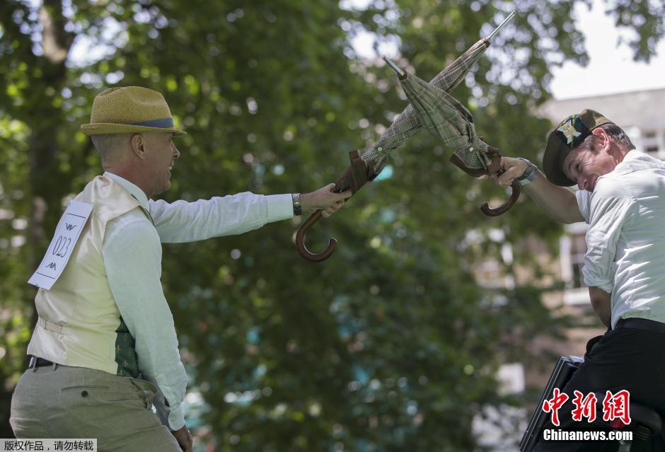 倫敦紳士運(yùn)動會 騎車“擊傘”人仰馬翻 倫敦紳士運(yùn)動會 騎車“擊傘”人仰馬翻