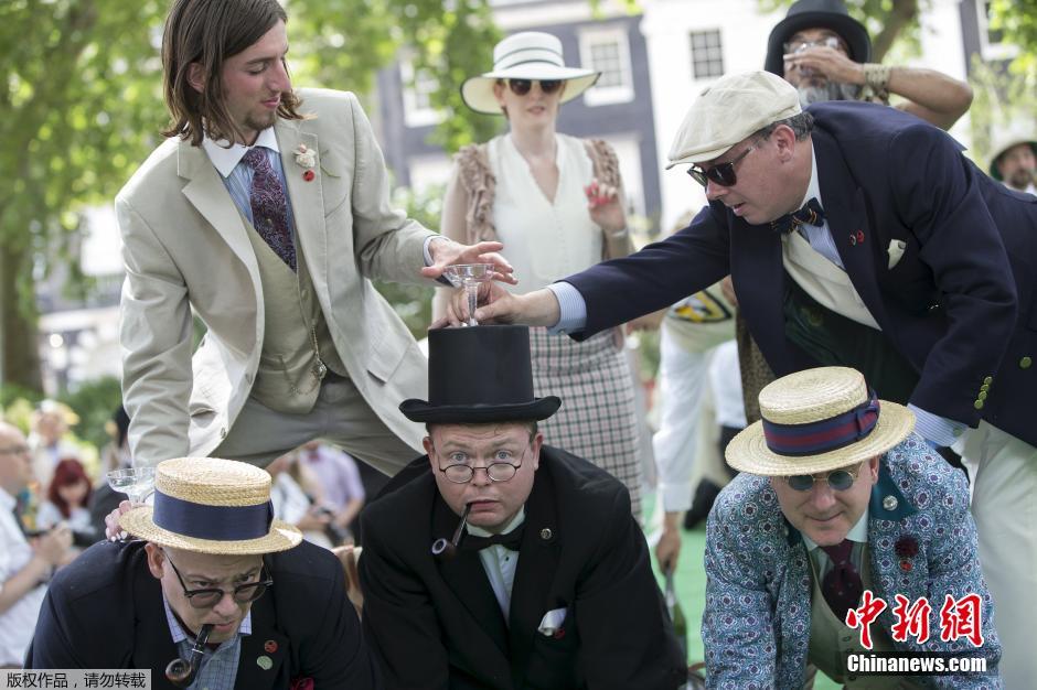 倫敦紳士運(yùn)動會 騎車“擊傘”人仰馬翻 倫敦紳士運(yùn)動會 騎車“擊傘”人仰馬翻