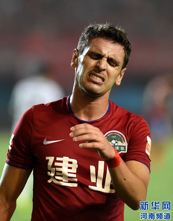 7月19日，河南建業(yè)隊球員伊沃錯失破門機會。新華社記者李博攝