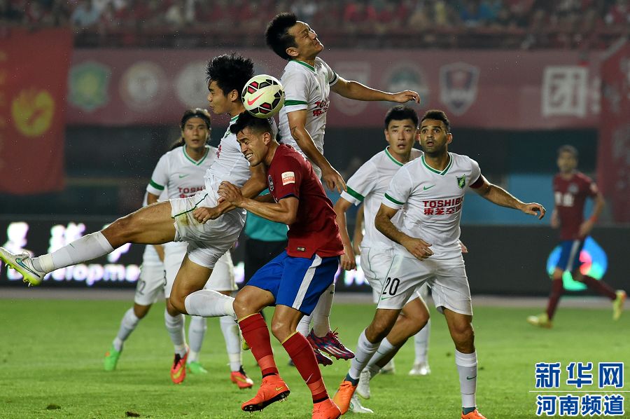 7月19日，河南建業(yè)隊球員哈維爾（前排左二）在比賽中與對手爭搶頭球。