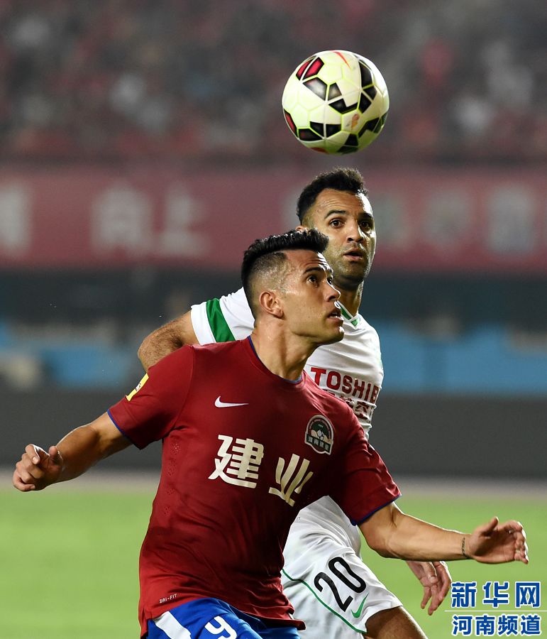 7月19日，河南建業(yè)隊球員哈維爾（前）在比賽中拼搶。