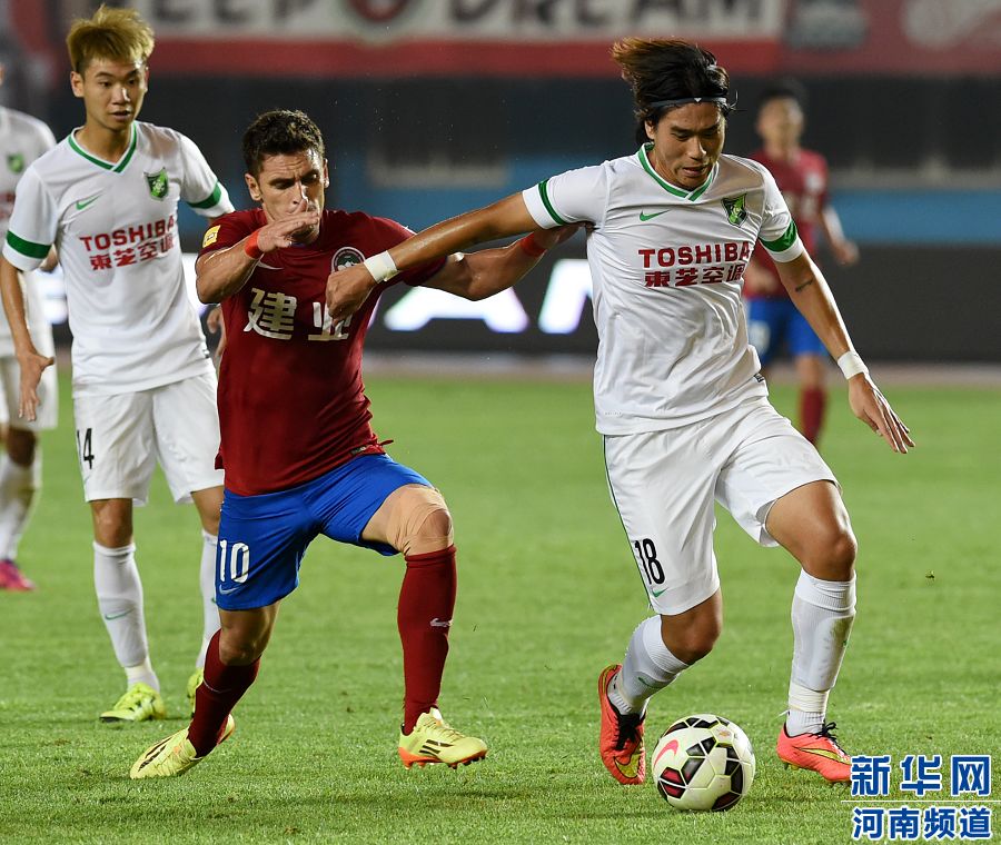 　7月19日，杭州綠城隊球員趙宇豪（右）在比賽中爭搶。