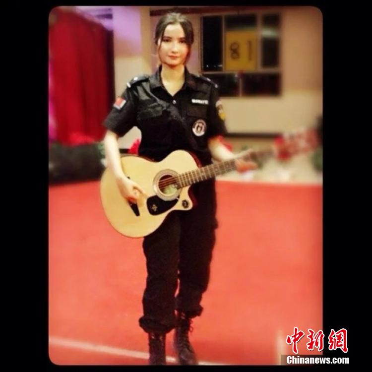 新疆兵團女民警生活照走紅網(wǎng)絡 被譽“最美警花”