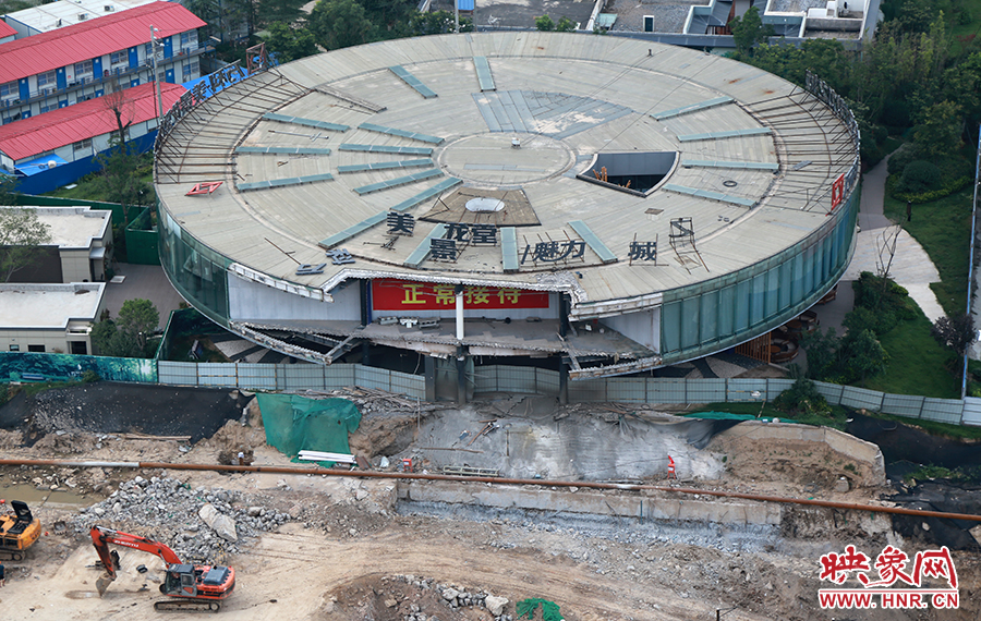 售樓部被拆掉一個(gè)角，仍在正常使用