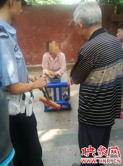 老太當(dāng)時(shí)坐在健身器材上做仰臥起坐，說環(huán)衛(wèi)工人影響她鍛煉身體了，便開始謾罵環(huán)衛(wèi)工人。