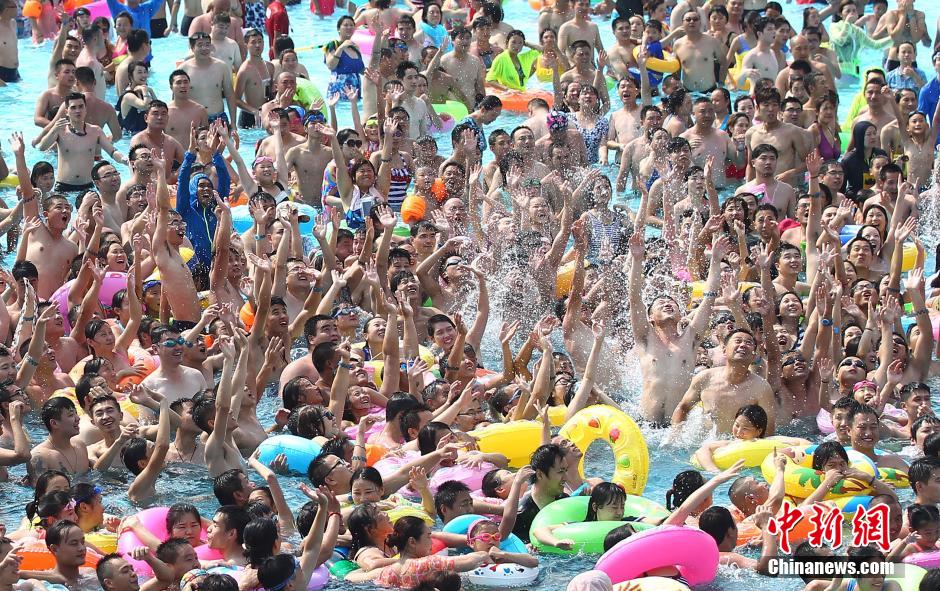 8月1日，民眾扎堆在南京湯山歡樂水魔方水上樂園戲水，享受“冰火兩重天”的涼爽和激情。連日來，中國大部分地區(qū)迎來高溫天氣。