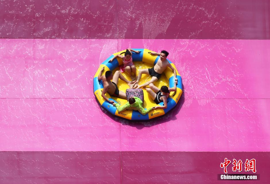 8月1日，民眾扎堆在南京湯山歡樂水魔方水上樂園戲水，享受“冰火兩重天”的涼爽和激情。連日來，中國大部分地區(qū)迎來高溫天氣。