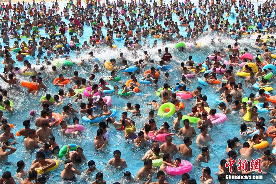 8月1日，民眾扎堆在南京湯山歡樂水魔方水上樂園戲水，享受“冰火兩重天”的涼爽和激情。連日來，中國大部分地區(qū)迎來高溫天氣。