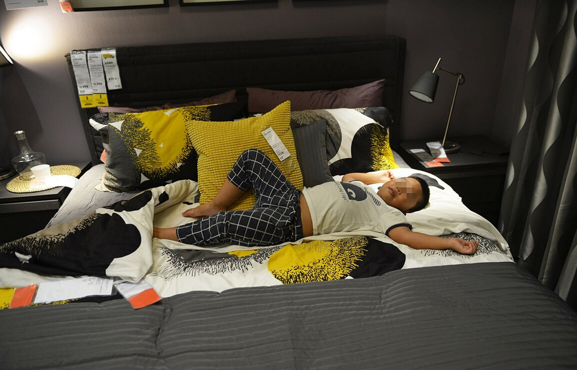 8月4日，杭州，“蹭涼族”在宜家杭州店的沙發(fā)或床鋪上休息。