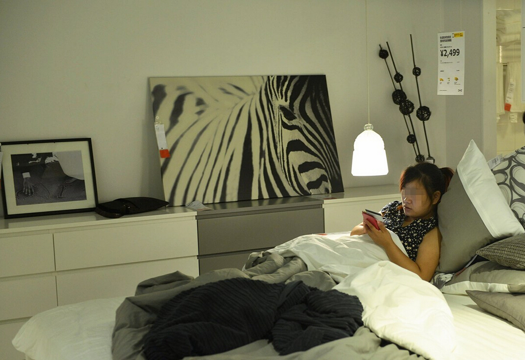 8月4日，杭州，“蹭涼族”在宜家杭州店的沙發(fā)或床鋪上休息。