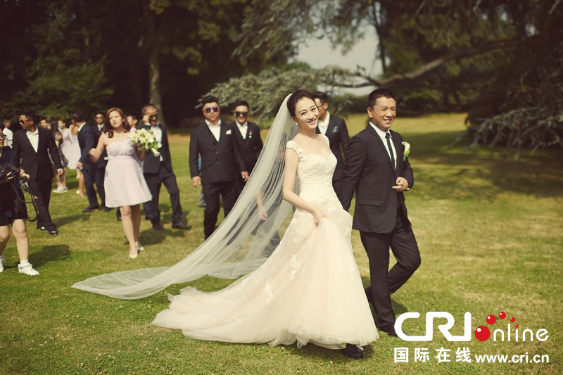 李小冉比利時(shí)辦婚禮 朱丹、鐘欣潼、應(yīng)采兒做伴娘