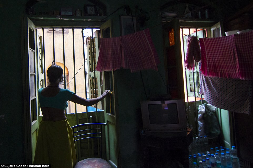 72歲的Maya Banarjee說：“我已經太老了，但是我不會離開。”